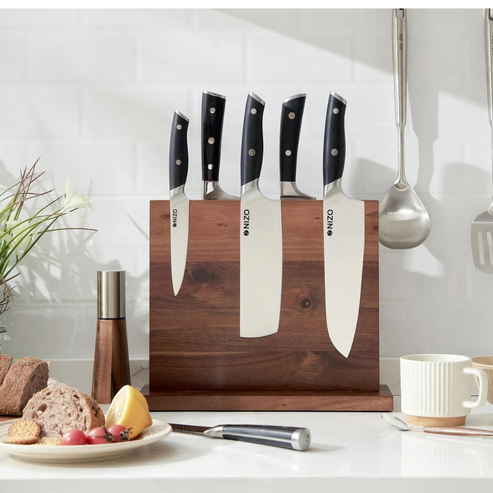 Nizo magnetinis akacijos medienos peilių stovas su penkiais nerūdijančio plieno virtuviniais peiliais – elegantiškas ir praktiškas pasirinkimas moderniai virtuvei