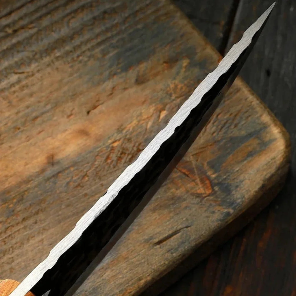 Nizo Japan peilio ašmenų kraštas iš arti – kaltinis dizainas ir rankų darbo preciziškumas